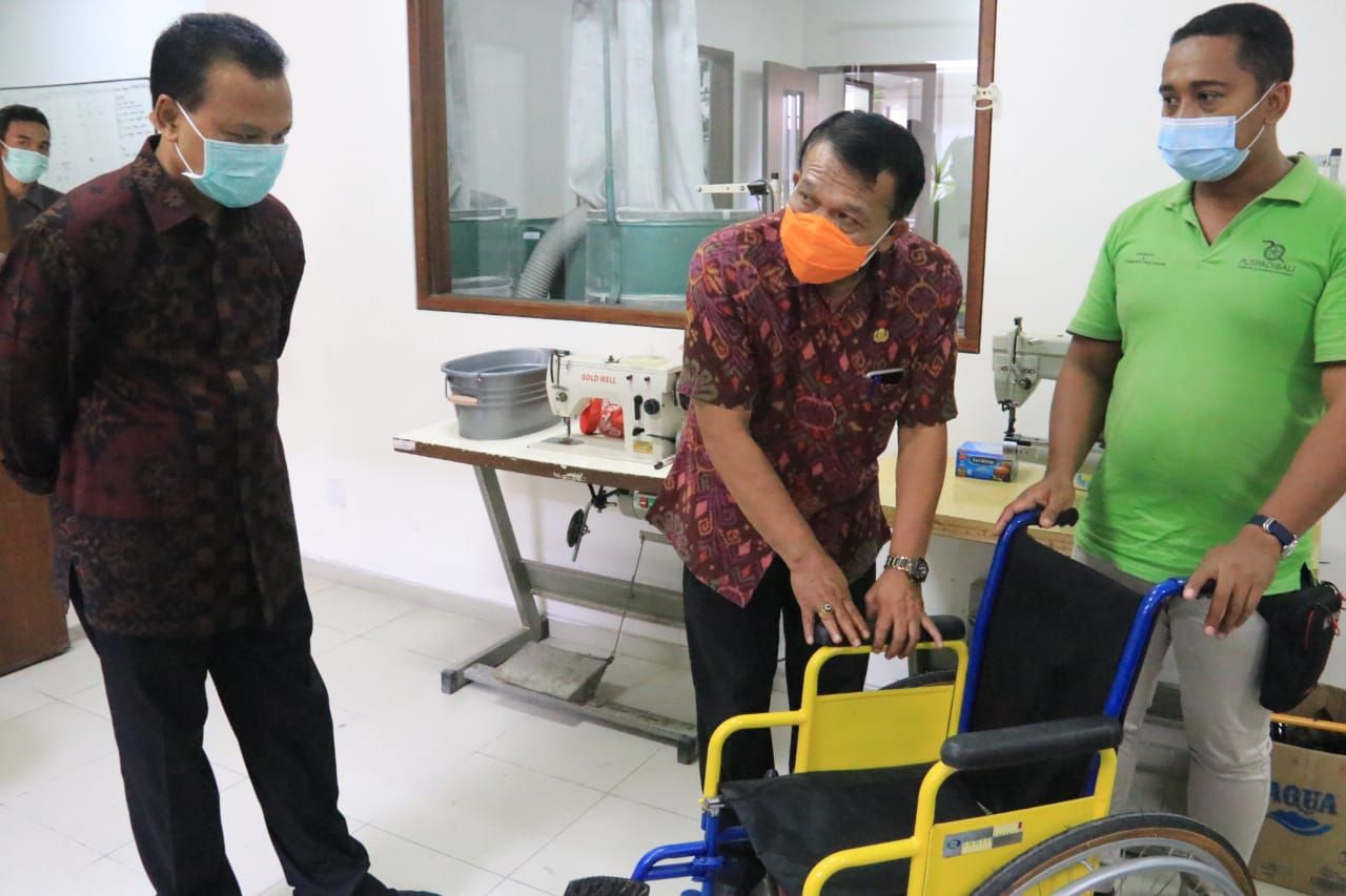 podiumnews.com-Kunjungi Yayasan Puspadi, Dewa Indra Dukung Pengembangan Alat Bantu Disabilitas